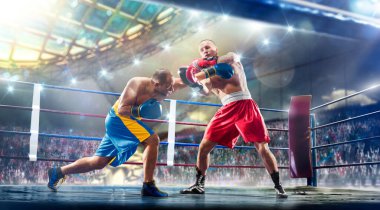 Büyük arenada iki profesyonel kasiyer.