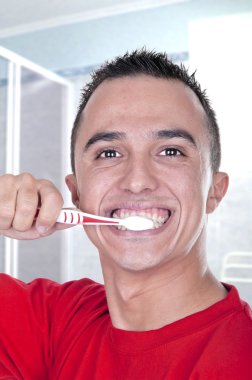 genç adam Dişlerini fırçalıyor