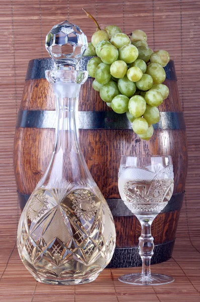 White wine with grapes — Stock Photo, Image