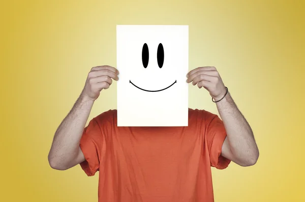 Chlapec ukazuje prázdný papír s šťastné emotikonu — Stock fotografie