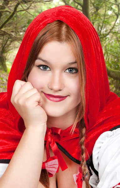 Mulher atraente vestida como Chapeuzinho Vermelho — Fotografia de Stock