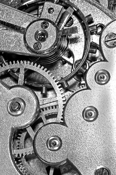 Engranajes y resorte principal en el mecanismo de un reloj —  Fotos de Stock