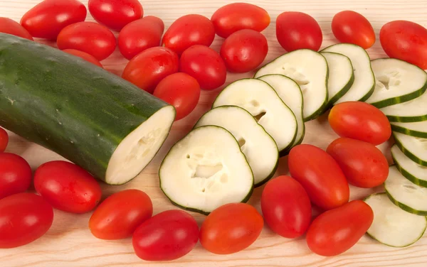 Slices of cucumbers and tomatoes . — Stock Photo, Image