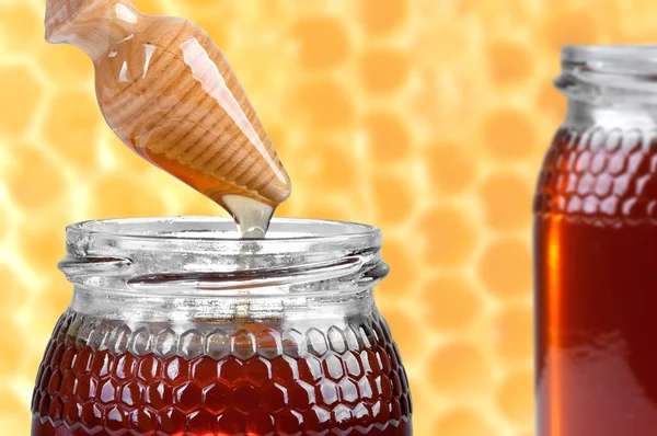 Dvě sklenice medu, a dřevěné drizzler — Stock fotografie