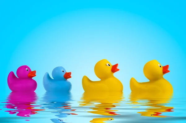 Żółty gumowe kaczki w wodzie. — Zdjęcie stockowe