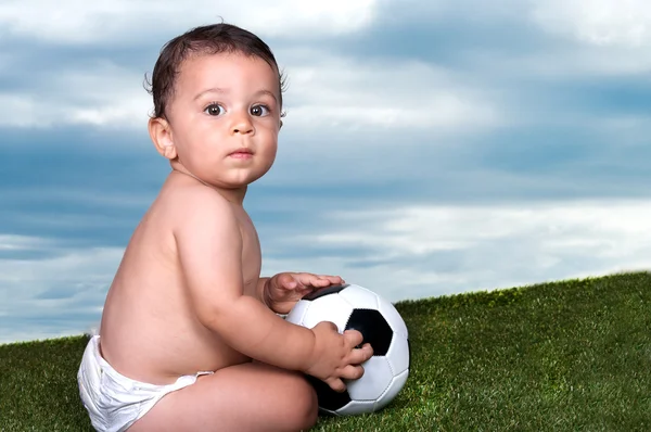 Baby med fotboll — Stockfoto