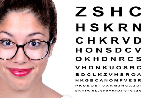 Mulher bonita com óculos com gráfico de teste de olho — Fotografia de Stock