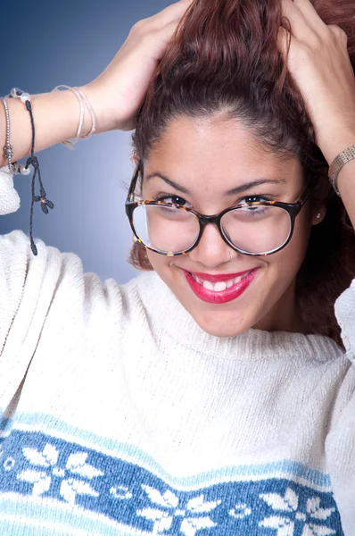 Mooie rode gezondheid haar van jonge vrouw. — Stockfoto