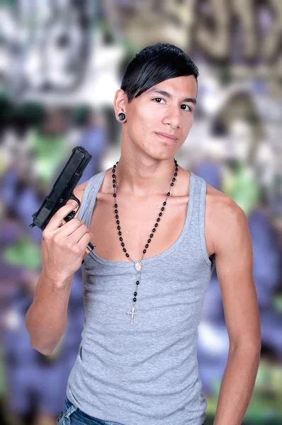 Hombre hispano con pistola — Foto de Stock