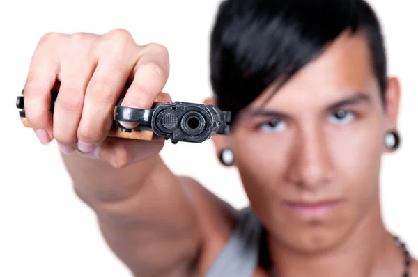 Uomo ispanico che punta pistola alla macchina fotografica — Foto Stock