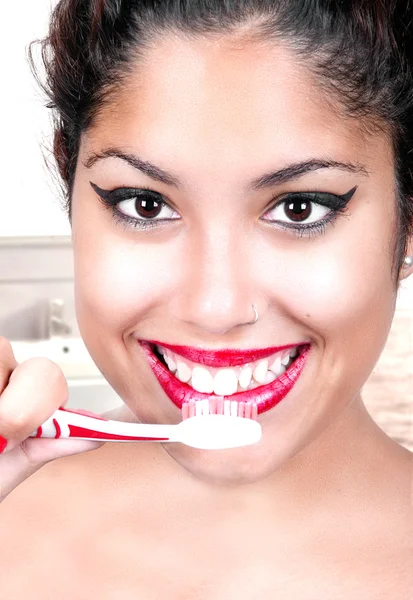 Mujer cepillándose los dientes — Foto de Stock