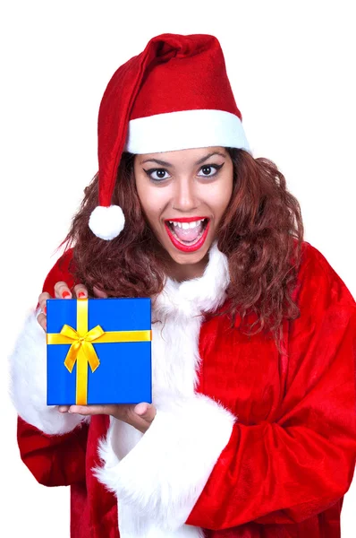 Belle brune portant santa claus avec cadeau — Photo