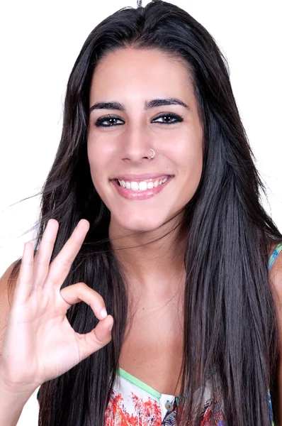 Mulher sorrindo fazendo o sinal ok — Fotografia de Stock