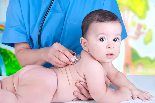 Criança no médico  - — Fotografia de Stock