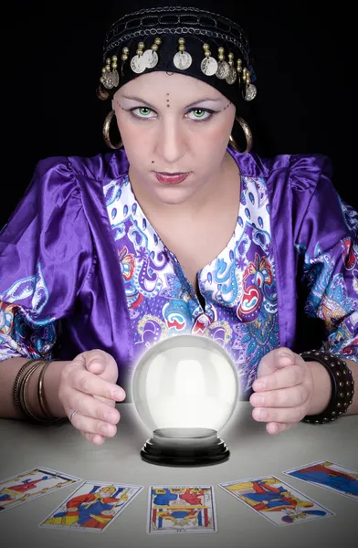 Gypsy fortuneteller uses a crystal ball — Stock Photo, Image