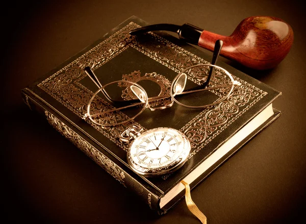 Zegarek kieszonkowy, okulary i książki — Zdjęcie stockowe