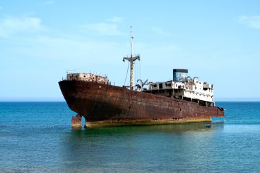 paslı tekne kıyısında lanzarote içinde mahsur