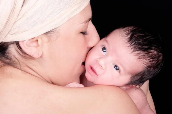 Mor med nyfödda — Stockfoto