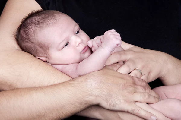 Ouders knuffelen pasgeboren babymeisje — Stockfoto