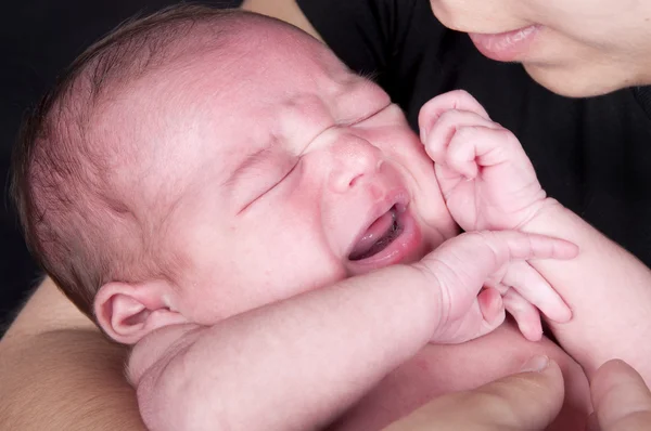 Bebê recém-nascido chorando realizada por sua mãe — Fotografia de Stock