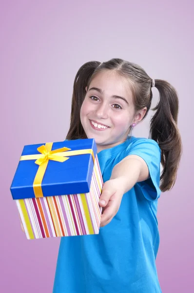 Menina oferecendo um presente — Fotografia de Stock