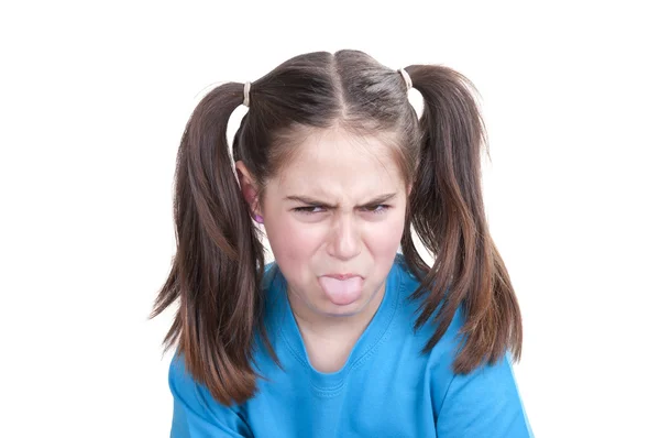 Маленькая девочка высовывает язык — стоковое фото