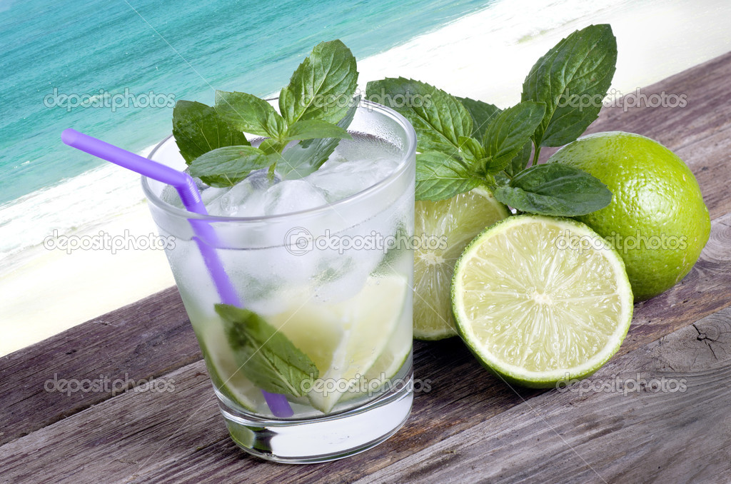 カクテルモヒート氷レモン ストロー熱帯ビーチの島々 で再び ストック写真 C Dekanaryas