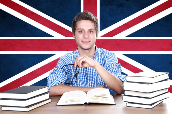 Junge Student auf dem Hintergrund mit uk Flagge — Stockfoto