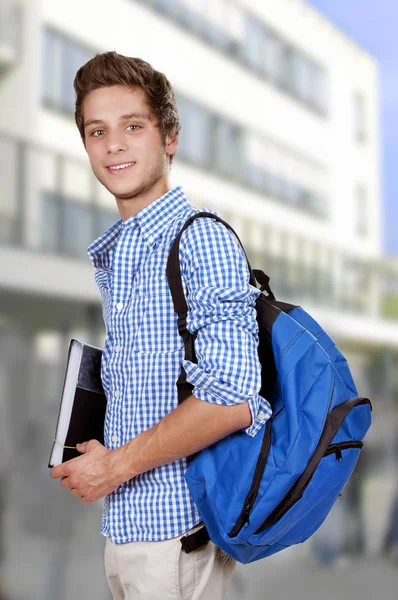 Sonriente chico estudiante en la escuela secundaria — Foto de Stock