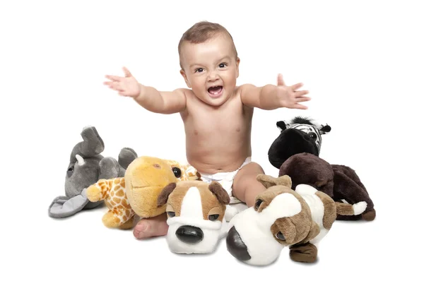 Bebé en medio de un montón de animales de peluche . — Foto de Stock