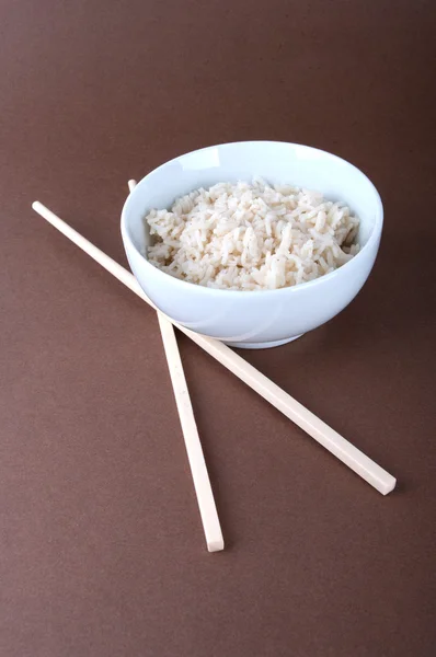 Tigela de arroz com pauzinhos — Fotografia de Stock