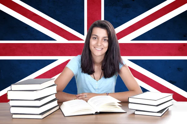 年轻的女孩学生 pc 与英国国旗背景 图库图片