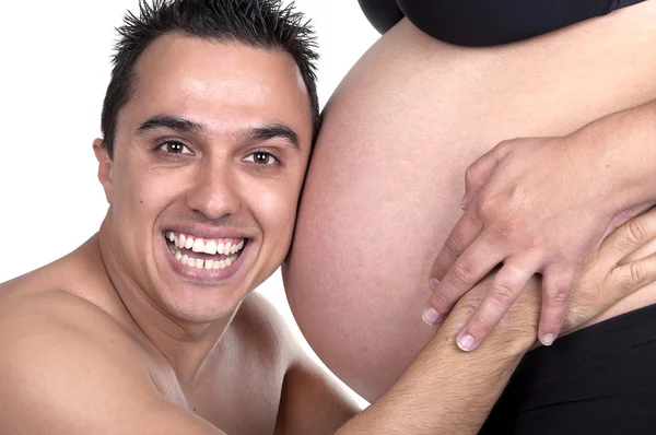 Homem ouvindo para ouvir bebê em sua barriga — Fotografia de Stock