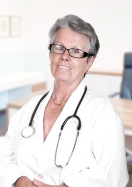 Kıdemli kadın doktor portresi 
