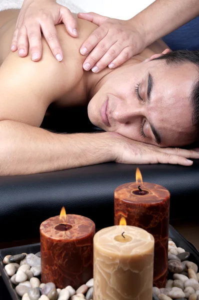 Homem recebendo uma massagem nas costas deitado — Fotografia de Stock