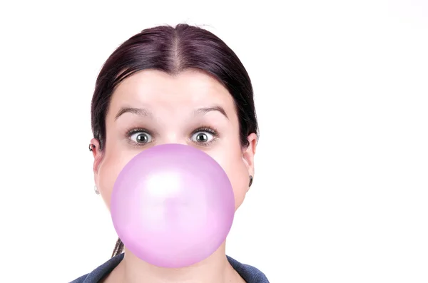 Jovem com uma bolha rosa de chiclete — Fotografia de Stock