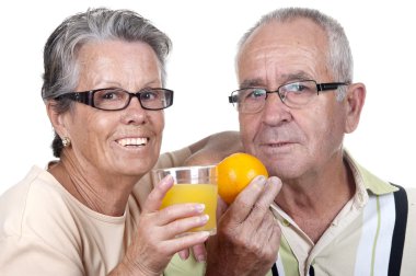 오래 된 부부는 오렌지 주스와 한 오렌지