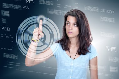 yüksek teknoloji tür: modern düğmeler üzerinde sanal bir bac basarak kadın
