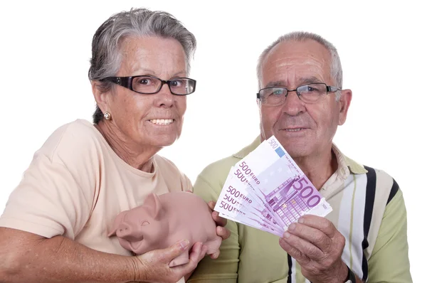 Contas de depósito de casal de idosos e banco porquinho — Fotografia de Stock