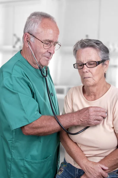 Doctor examining his patient — Stock Photo, Image