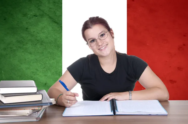 Ung flicka student i bakgrunden med italienska nationella flagga — Stockfoto