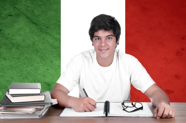 Ung pojke student i bakgrunden med italienska nationella flagga — Stockfoto