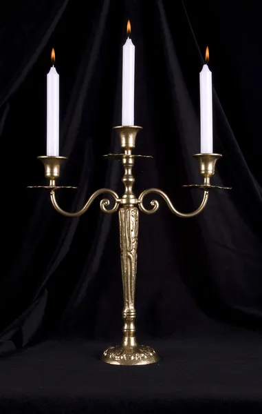 Candelabro vintage in ottone con tre candele accese — Foto Stock