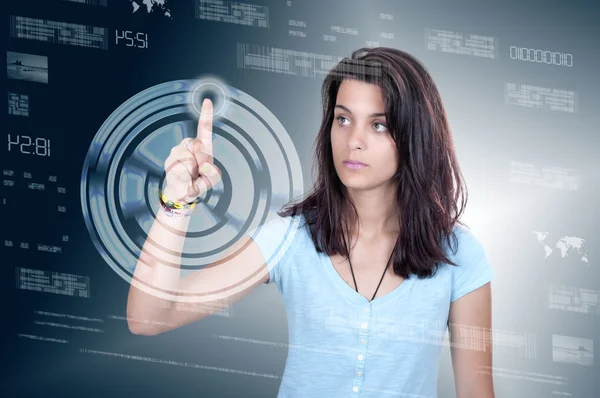 Femme appuyant sur le type high tech de boutons modernes sur un bac virtuel — Photo