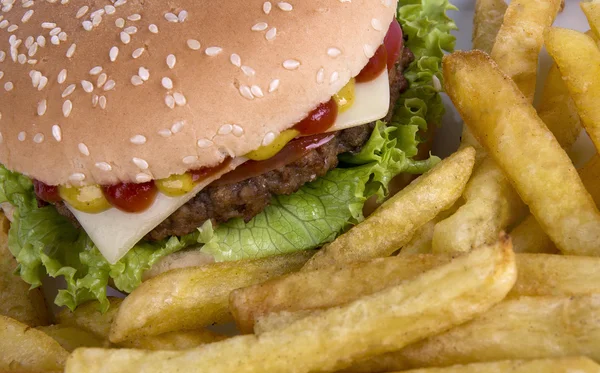 Hamburguesa de res con papas fritas —  Fotos de Stock