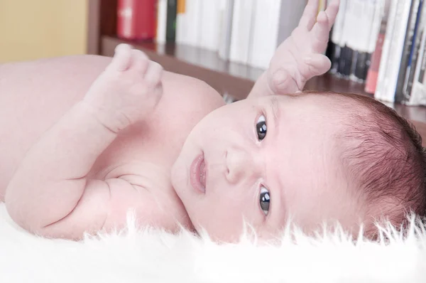 Nyfödda flicka — Stockfoto