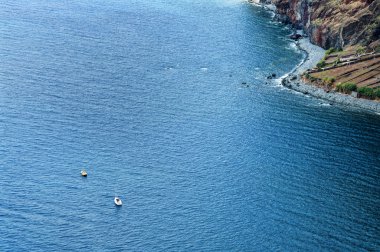 paesaggio costiero con barche