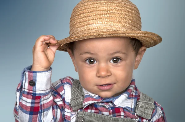 Niño con sombrero de paja —  Fotos de Stock