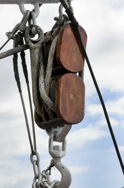 Oude houten zeilboot riemschijf en touwen — Stockfoto