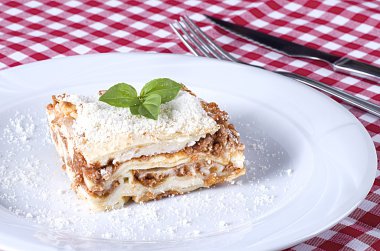 Beyaz tabakta lazanya 